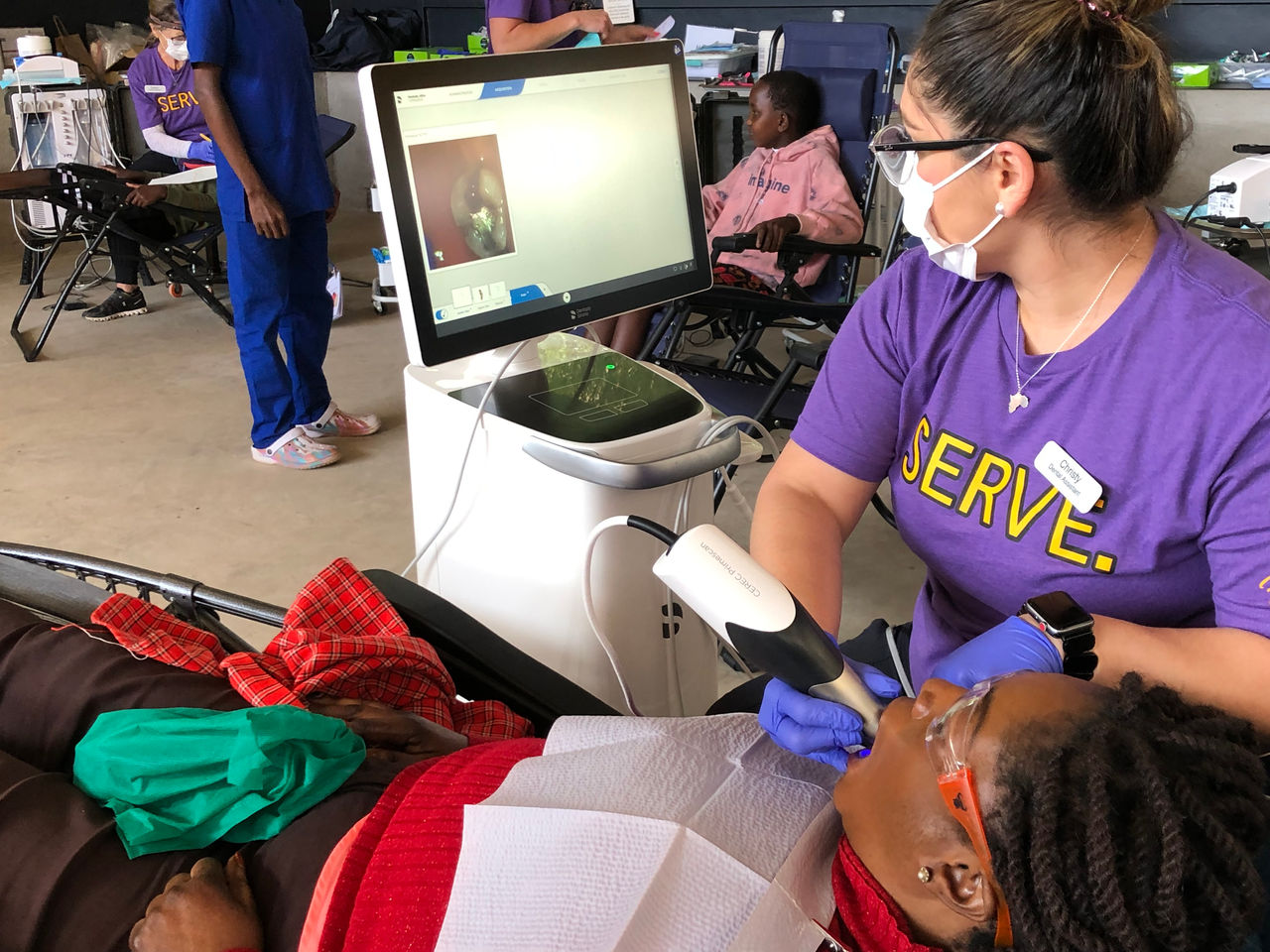 A women is scanned by an assistant with Primescan.